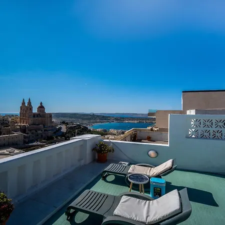 Seaview Rooftop, 3 Bed, 2 Bath *