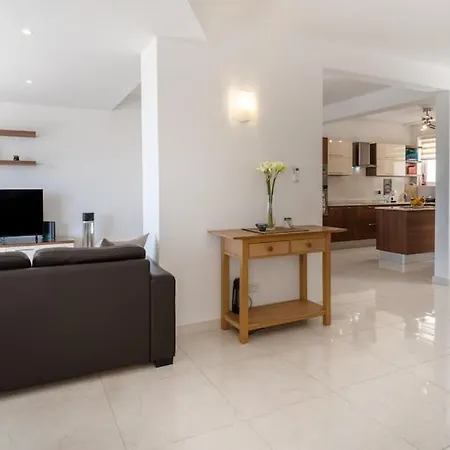 Seaview Rooftop, 3 Bed, 2 Bath *