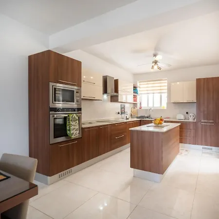 Seaview Rooftop, 3 Bed, 2 Bath