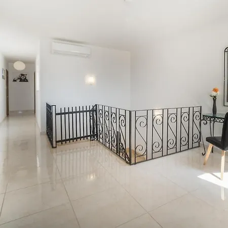 Seaview Rooftop, 3 Bed, 2 Bath *