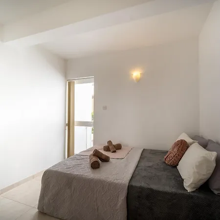 Seaview Rooftop, 3 Bed, 2 Bath *